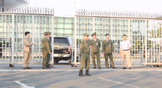 [Ảnh] An ninh được thắt chặt, CĐV xếp hàng chờ đón U22 Việt Nam tại sân bay Nội Bài - Ảnh 8
