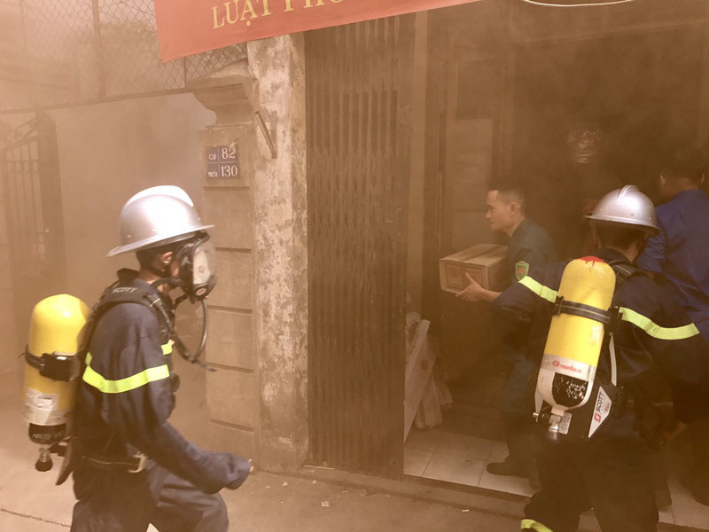 Cứu 3 người bị mắc kẹt trong đám "cháy" ở phường Kim Mã - Ảnh 2