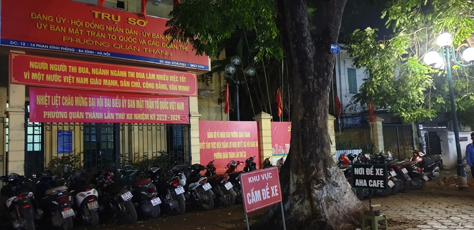 Tại quận Ba Đình: Nhức mắt quán cà phê "bịt kín" cổng phường Quán Thánh - Ảnh 1