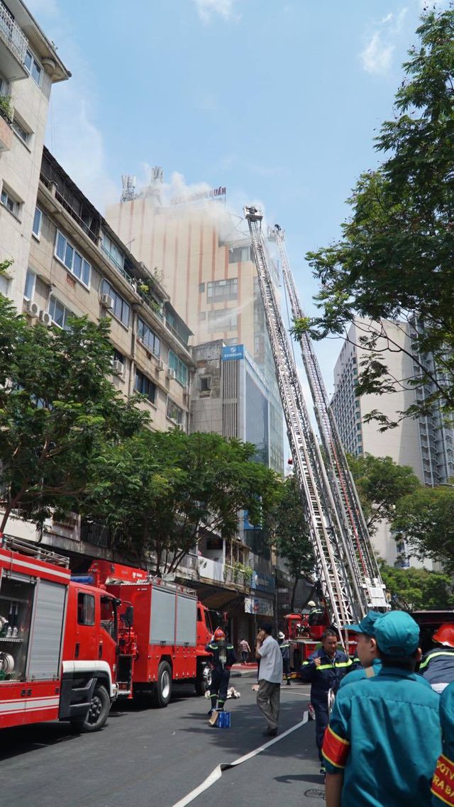 Thực khách toán loạn vì cháy nhà hàng cao tầng ở trung tâm quận 1 TP Hồ Chí Minh - Ảnh 1