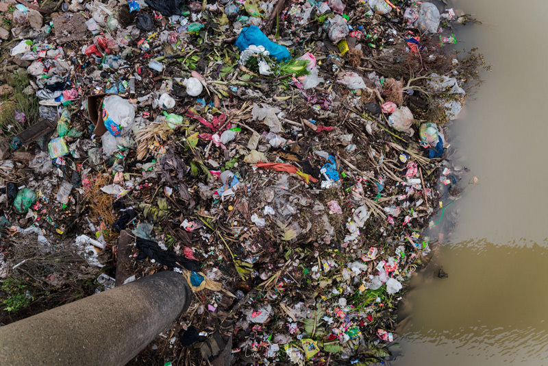 Sinh viên và người dân dọn 30 tấn rác tự phát tại chân cầu Xuân Lai - Ảnh 2