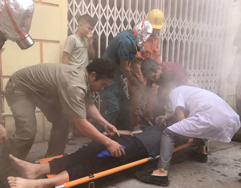 Cứu 3 người bị mắc kẹt trong đám "cháy" ở phường Kim Mã - Ảnh 5