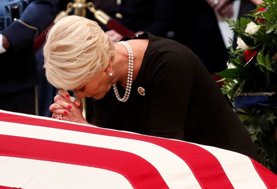 Những hình ảnh trong lễ truy điệu trang trọng Thượng nghị sĩ John McCain tại Điện Capitol - Ảnh 4