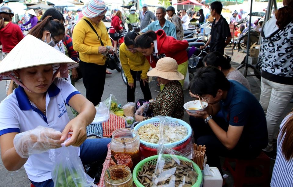 Trải nghiệm ẩm thực Đà Nẵng ở chợ Cồn - Ảnh 2