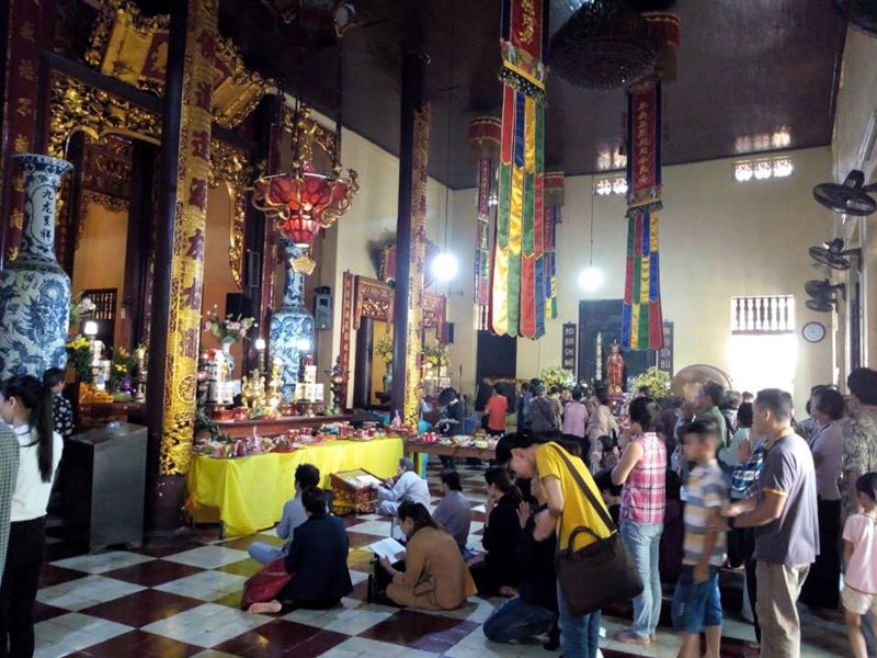 Hà Nội: Người dân lên chùa nguyện cầu mùa Vu Lan - Ảnh 1