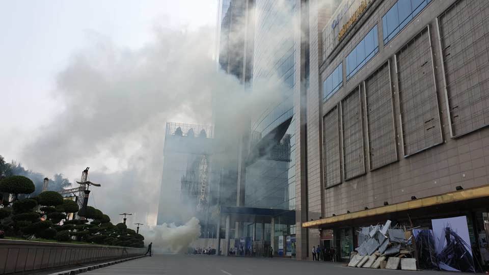 Nhiều người bị mắc kẹt được giải cứu trong đám cháy giả định ở khách sạn Grand plaza - Ảnh 4