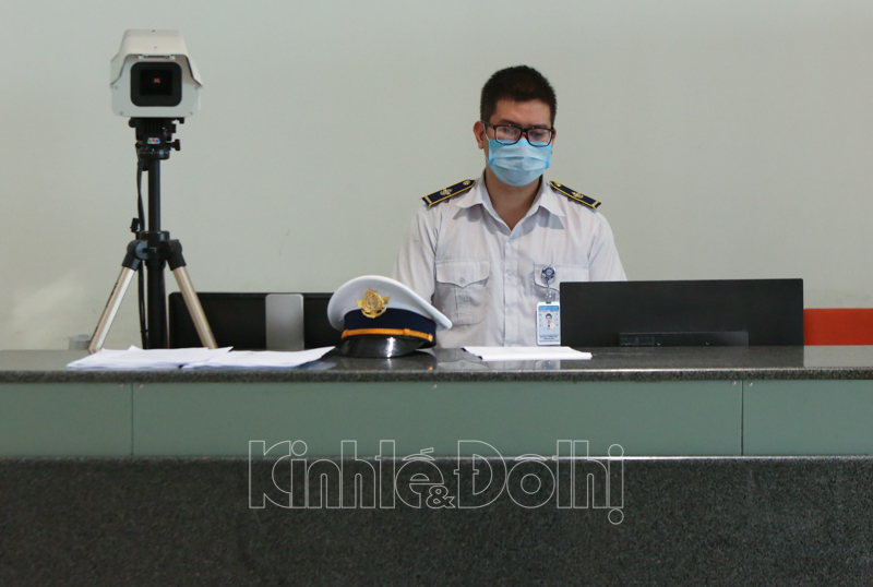 [Ảnh] Cận cảnh quy trình khai báo y tế khi nhập cảnh tại sân bay Nội Bài - Ảnh 6