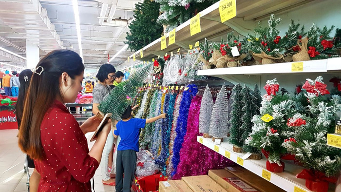 Các trung tâm thương mại giảm mạnh giá hàng hóa đón Noel - Ảnh 1