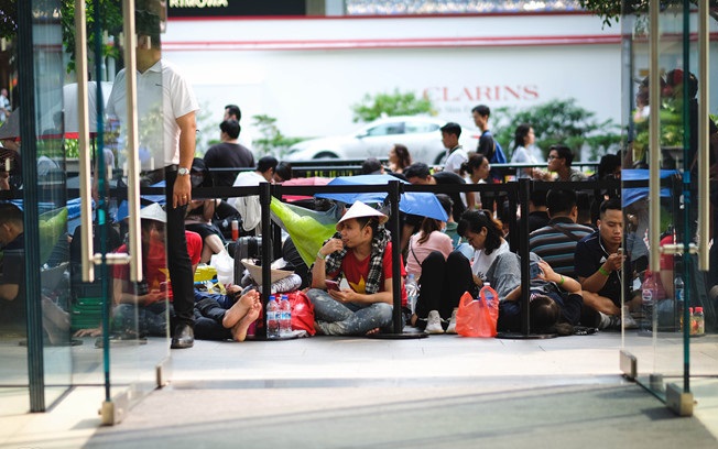 Hàng trăm người Việt xếp hàng chờ mua iPhone 11 - Ảnh 1