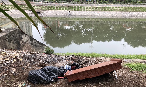 Hà Nội: Một bộ phận người dân vẫn xả rác ra sông Tô Lịch - Ảnh 5