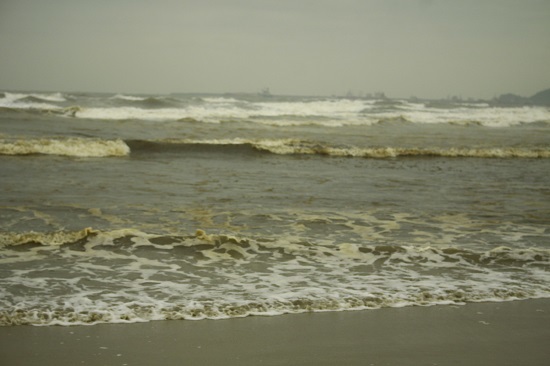 Vụ nước biển chuyển màu ở Quảng Ngãi: Phát hiện mẫu có nồng độ pH vượt mức cho phép - Ảnh 2