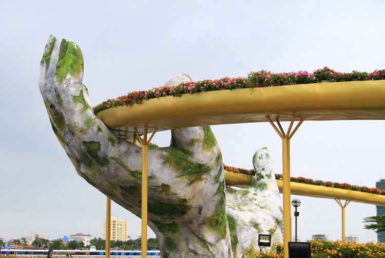 Người dân, du khách thích thú chụp ảnh cùng cầu Vàng giữa lòng Đà Nẵng - Ảnh 2
