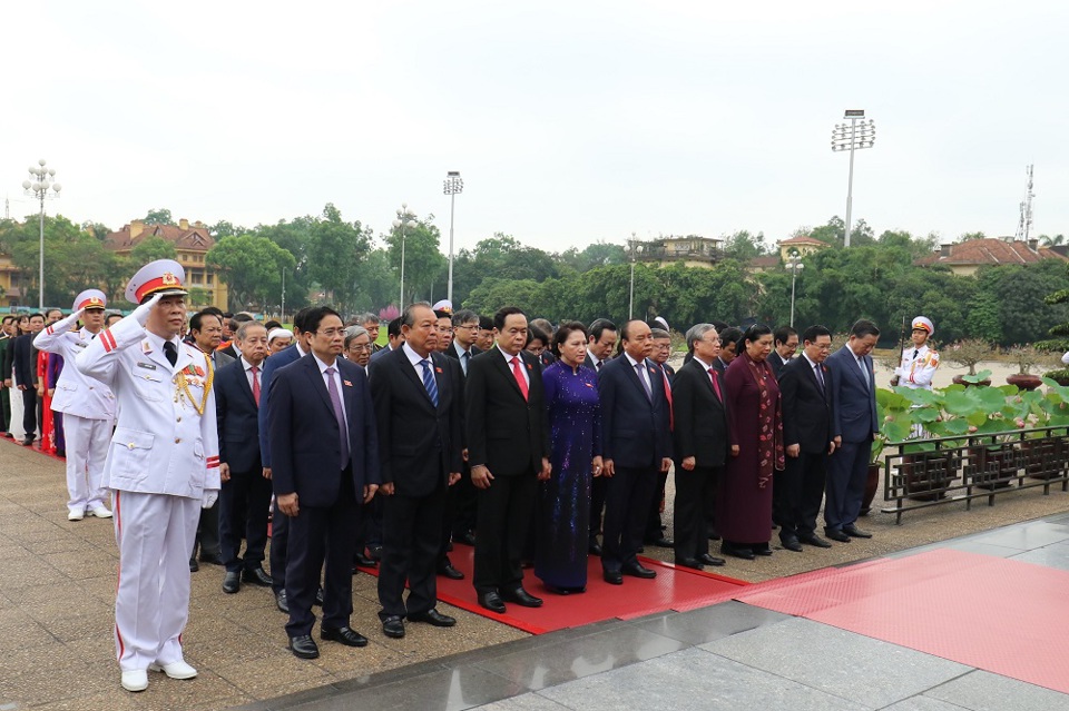 [Ảnh] Các vị đại biểu Quốc hội vào Lăng viếng Chủ tịch Hồ Chí Minh - Ảnh 11
