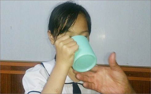 Chấm dứt hợp đồng lao động với cô giáo bắt học sinh uống nước giặt giẻ lau bảng - Ảnh 1