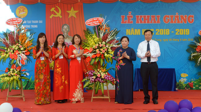 Chủ tịch HĐND TP Hà Nội Nguyễn Thị Bích Ngọc dự khai giảng tại THCS Phương Trung (Thanh Oai) - Ảnh 1