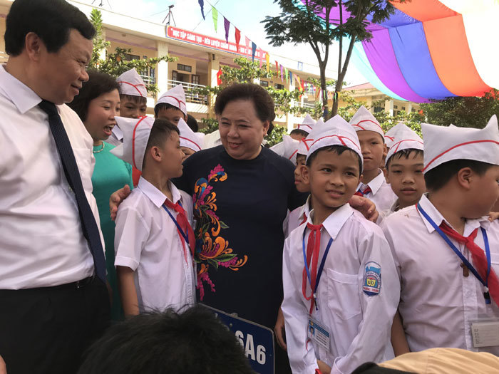 Chủ tịch HĐND TP Hà Nội Nguyễn Thị Bích Ngọc dự khai giảng tại THCS Phương Trung (Thanh Oai) - Ảnh 2