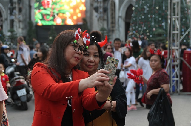 Hà Nội, TP Hồ Chí Minh ngập tràn không khí Giáng sinh - Ảnh 2