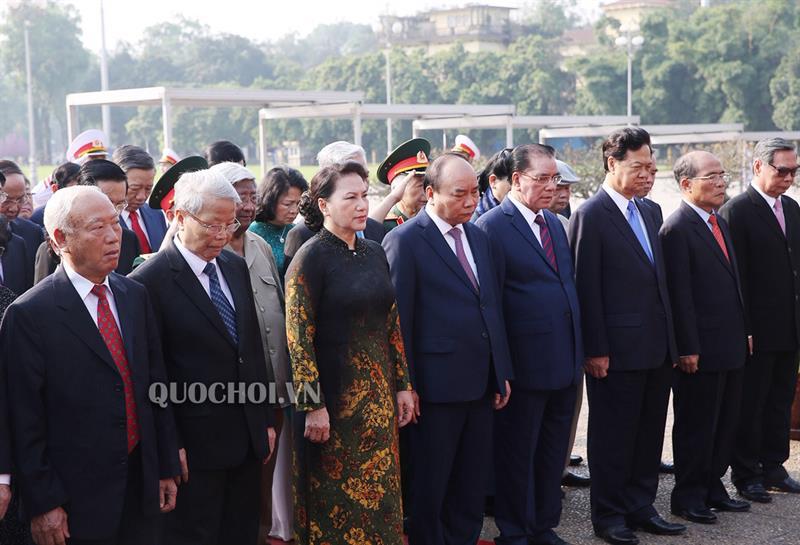 [Ảnh] Các vị đại biểu Quốc hội vào Lăng viếng Chủ tịch Hồ Chí Minh - Ảnh 6
