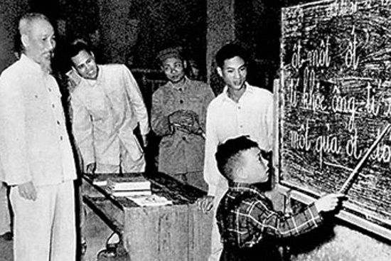 Cùng xem lại những hình ảnh xúc động về Chủ tịch Hồ Chí Minh - Ảnh 12