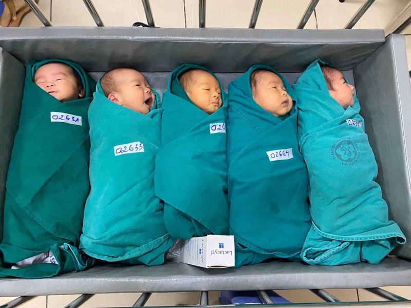 Những em bé chào đời tại bệnh viện cách ly - Ảnh 1