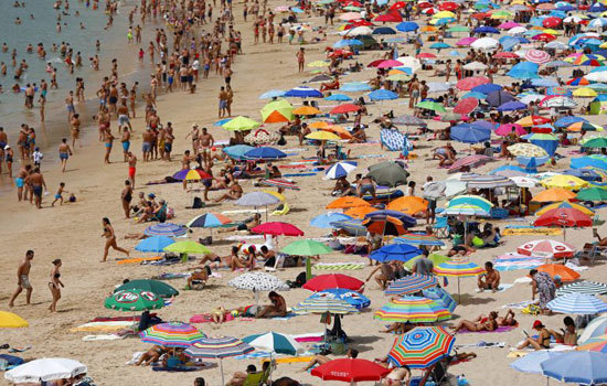 Hình ảnh đợt nắng nóng kỷ lục làm đảo lộn cuộc sống của người dân châu Âu - Ảnh 1