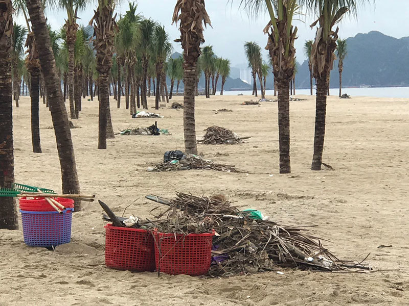 [Ảnh] Bãi biển Bãi Cháy hứng 6 tấn rác mỗi ngày từ du khách - Ảnh 2