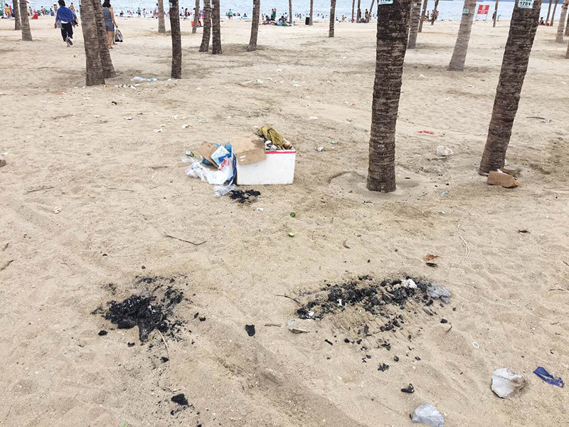 [Ảnh] Bãi biển Bãi Cháy hứng 6 tấn rác mỗi ngày từ du khách - Ảnh 4