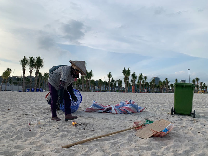 [Ảnh] Bãi biển Bãi Cháy hứng 6 tấn rác mỗi ngày từ du khách - Ảnh 7