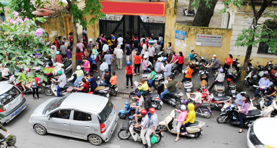 Giải bài toán an toàn giao thông cho học sinh, sinh viên - Bài 1: Xóa “điểm đen” trước cổng trường - Ảnh 1