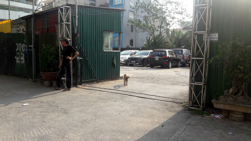 Bãi xe không phép tại phường Nghĩa Đô, quận Cầu Giấy: Kiên quyết xử lý vi phạm - Ảnh 1