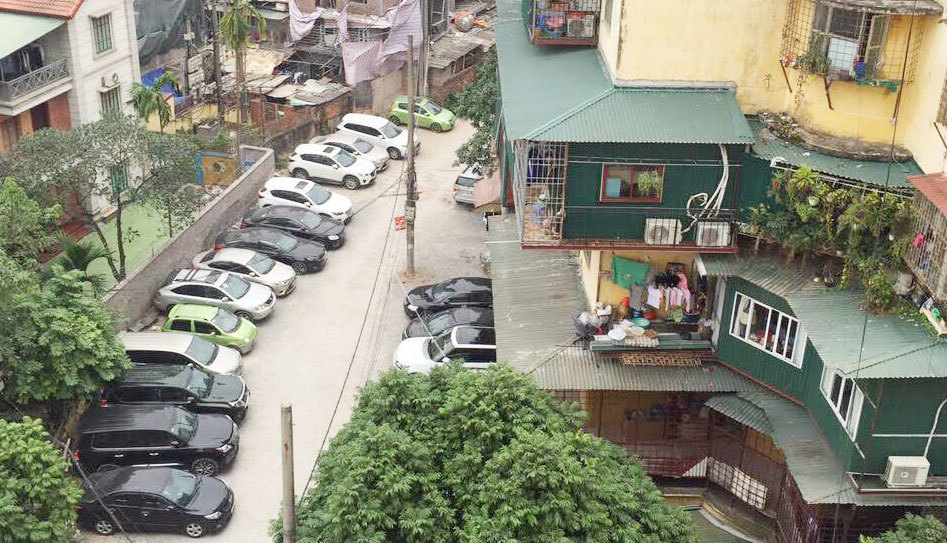 Tại phường Xuân La, quận Tây Hồ: Chính quyền bất lực với hàng loạt bãi xe không phép? - Ảnh 1