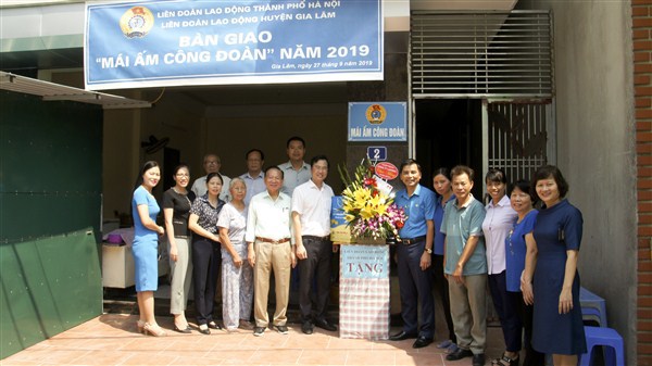 Bàn giao “Mái ấm công đoàn” cho 2 đoàn viên có hoàn cảnh khó khăn - Ảnh 1