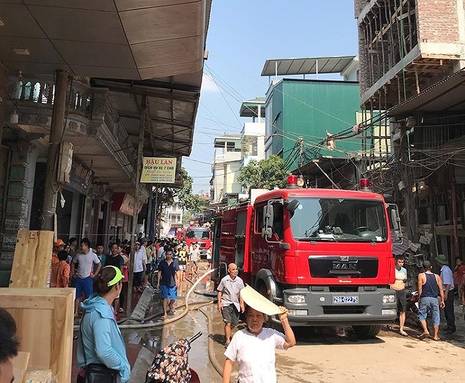 Hà Nội: Cháy dữ dội tại xưởng gỗ ở Hữu Bằng, Thạch Thất - Ảnh 3