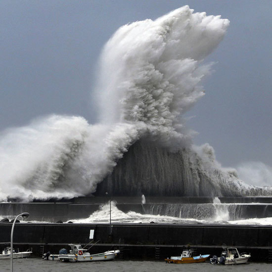Chùm ảnh siêu bão Jebi mạnh nhất 25 năm càn quét Nhật Bản, ít nhất 2 người thiệt mạng - Ảnh 5