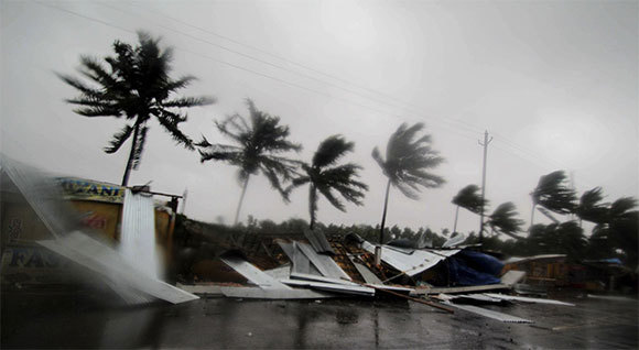 Loạt hình ảnh đổ bộ đầu tiên của bão lốc mạnh nhất 20 năm qua ở Đông Ấn - Ảnh 3