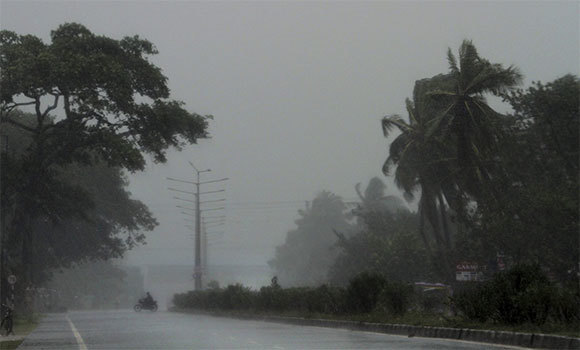 Loạt hình ảnh đổ bộ đầu tiên của bão lốc mạnh nhất 20 năm qua ở Đông Ấn - Ảnh 5