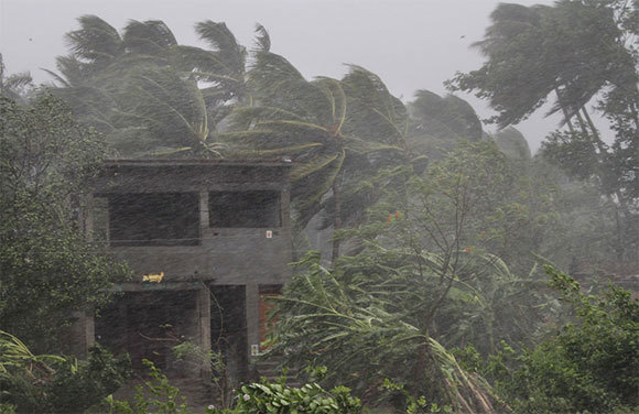 Loạt hình ảnh đổ bộ đầu tiên của bão lốc mạnh nhất 20 năm qua ở Đông Ấn - Ảnh 1