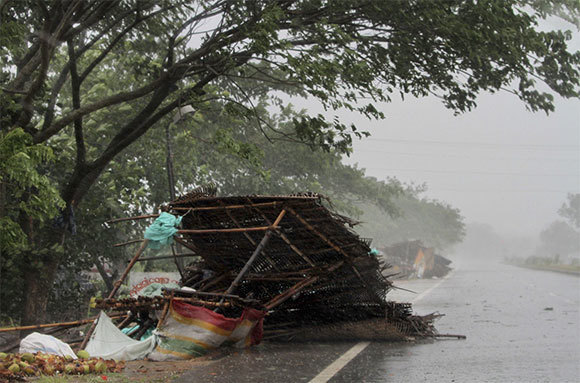 Loạt hình ảnh đổ bộ đầu tiên của bão lốc mạnh nhất 20 năm qua ở Đông Ấn - Ảnh 2