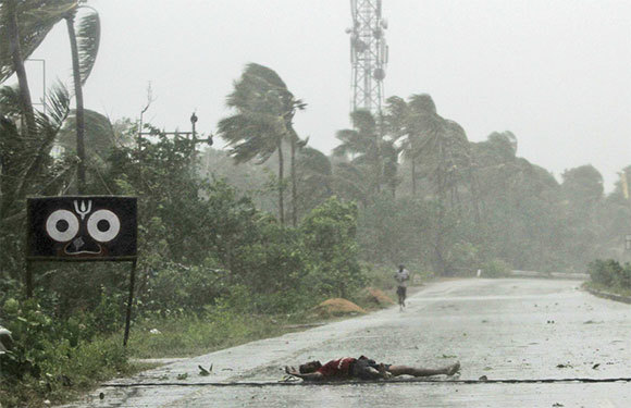 Loạt hình ảnh đổ bộ đầu tiên của bão lốc mạnh nhất 20 năm qua ở Đông Ấn - Ảnh 7
