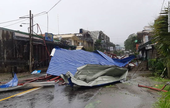Siêu bão Mangkhut đổ bộ Philippines, khoảng 4 triệu người bị ảnh hưởng - Ảnh 1