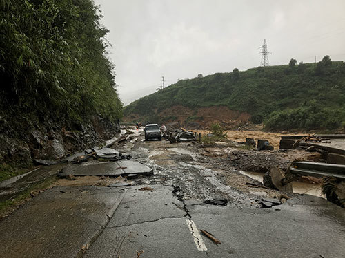 Thiệt hại do mưa lũ tăng nhanh, ít nhất 5 người thiệt mạng, giao thông nhiều nơi tê liệt - Ảnh 1
