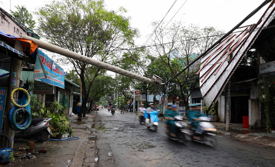 Ảnh hưởng bão số 14: 2 thuyền viên mất tích, hàng trăm nhà dân bị tốc mái - Ảnh 1