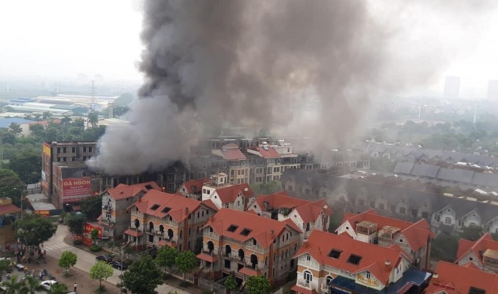 Hà Nội: Cháy dữ dội trong khu Thiên đường Bảo Sơn, cột khói bốc cao hàng chục mét - Ảnh 1