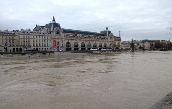 Nước sông Seine dâng cao kỷ lục, nhiều nơi ở Paris chìm trong nước - Ảnh 1