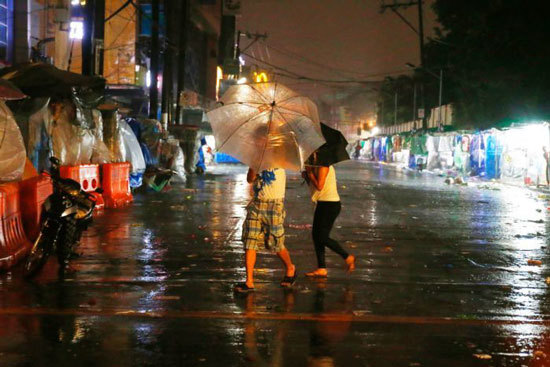 Siêu bão Mangkhut đổ bộ Philippines, khoảng 4 triệu người bị ảnh hưởng - Ảnh 2