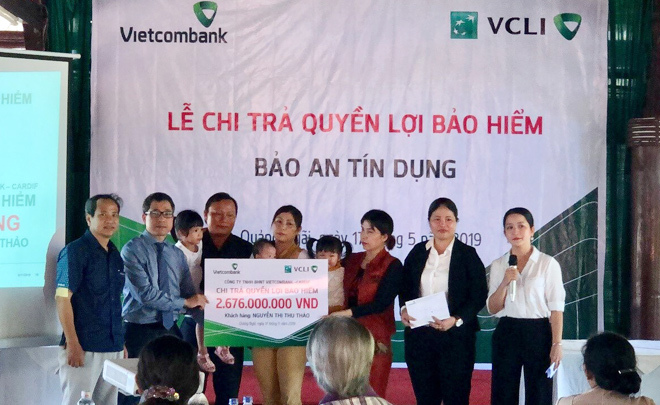 Vietcombank-Cardif chi trả gần 2,7 tỷ đồng quyền lợi bảo hiểm cho khách hàng ở Quảng Ngãi - Ảnh 1