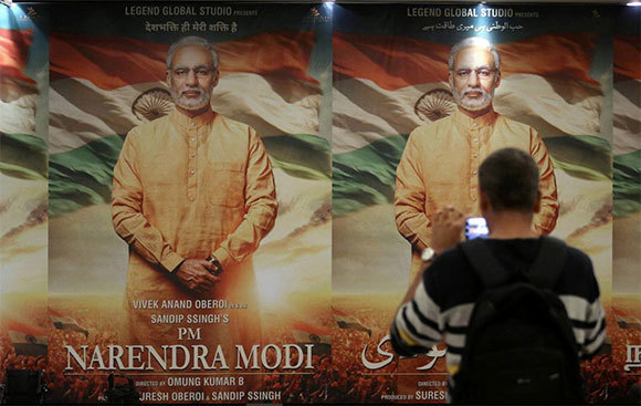 Bầu cử lớn nhất thế giới bắt đầu: "Chiêu bài" điện ảnh của Thủ tướng Modi - Ảnh 1