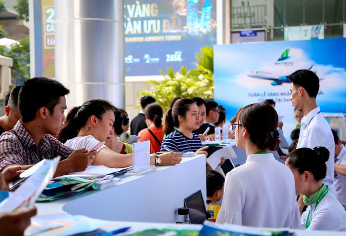 Khách “đội nắng” chờ “săn” vé ưu đãi tại Bamboo Airways Tower 265 Cầu Giấy - Ảnh 3