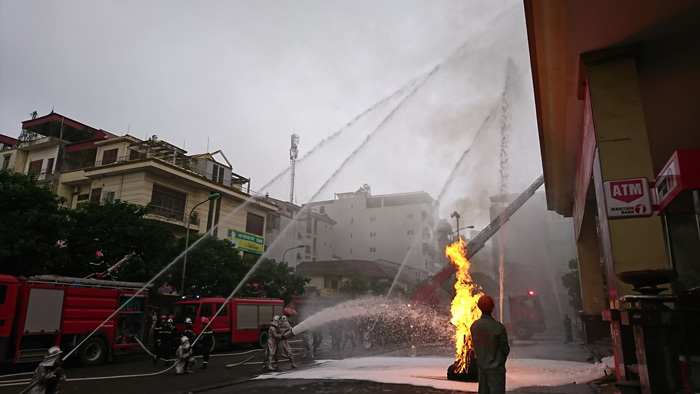 Hà Nội: Cứu 5 người mắc kẹt trong vụ cháy chợ Hà Đông - Ảnh 7