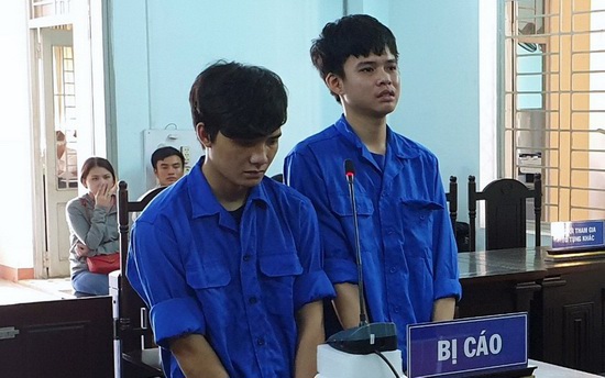Đà Nẵng: 27 tháng tù cho 2 thanh niên ném gạch vào lực lượng 911 - Ảnh 1